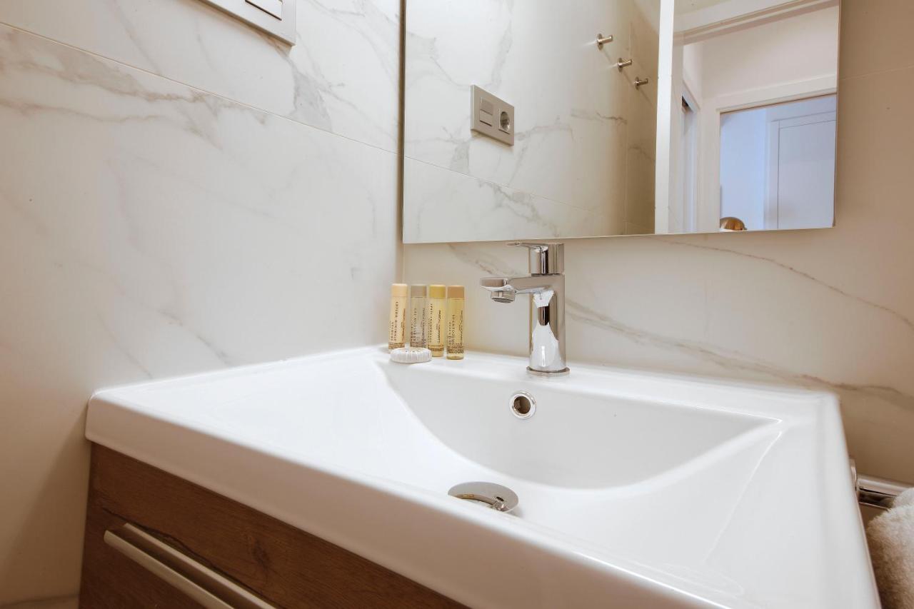 Tirso Suite Мадрид Екстериор снимка